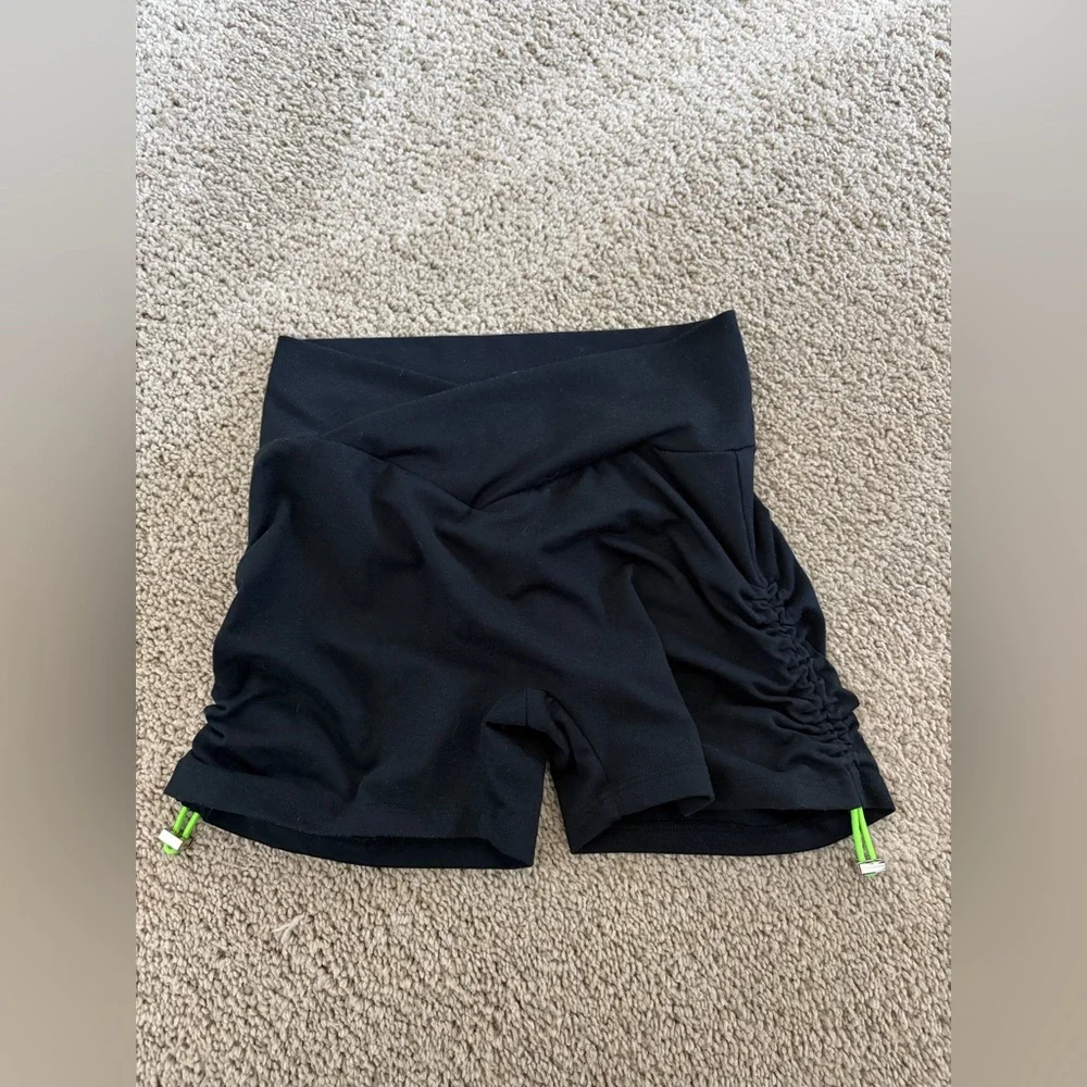 Bombshell Sportswear CONTOUR TOGGLE SHORTS - Picture 2 of 8